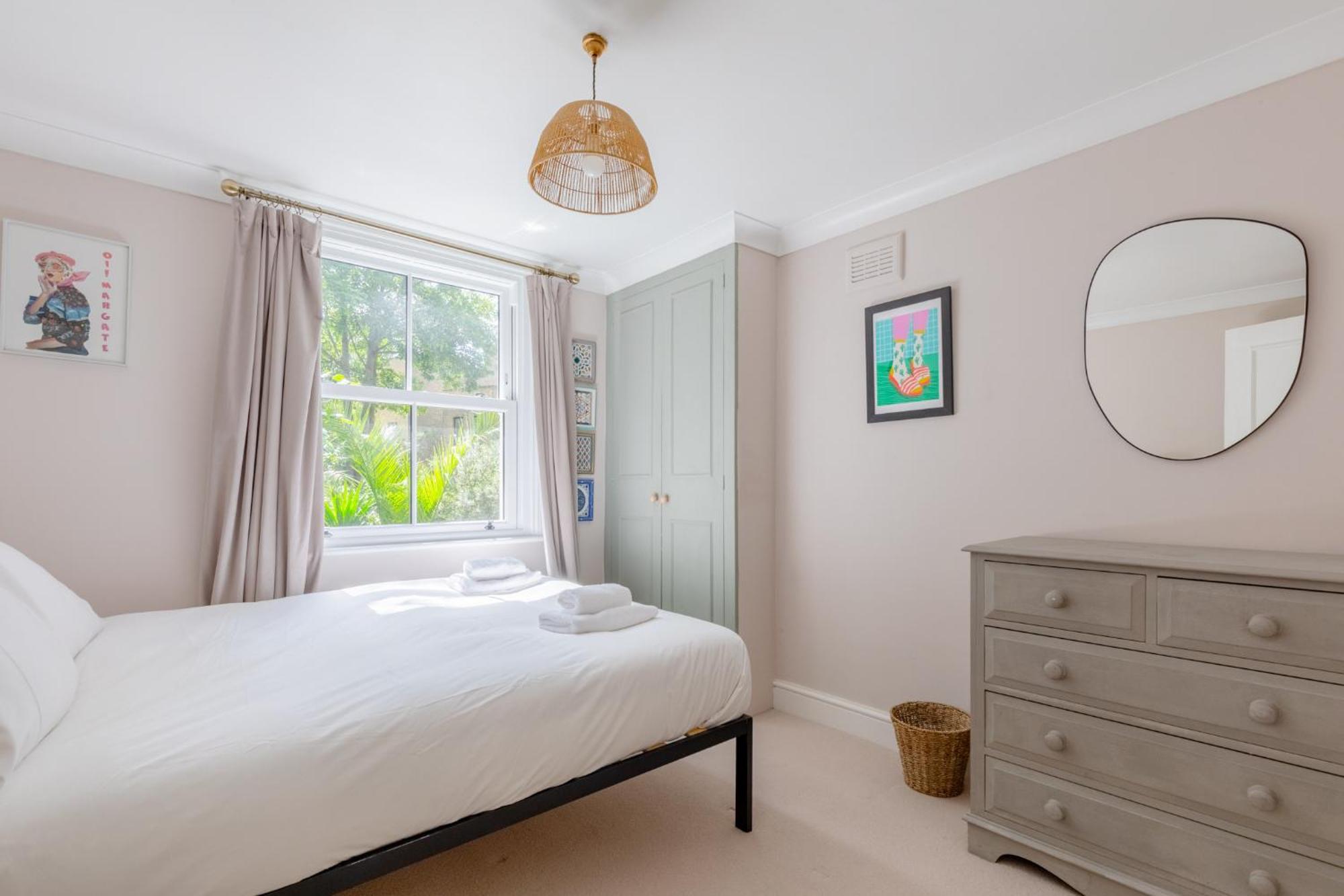 Light-filled 2bd Flat Minutes To Clapham Station London