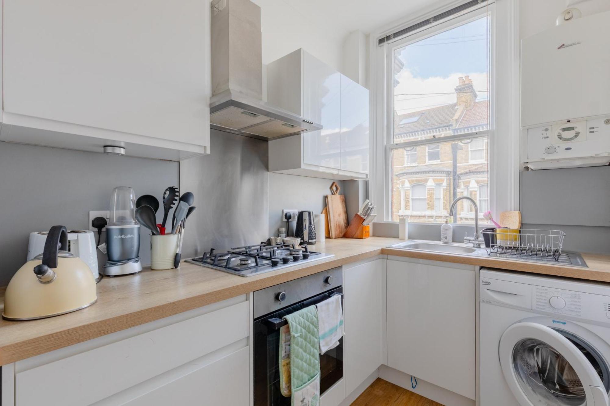 Apartment Light-filled 2bd Flat Minutes To Clapham Station *