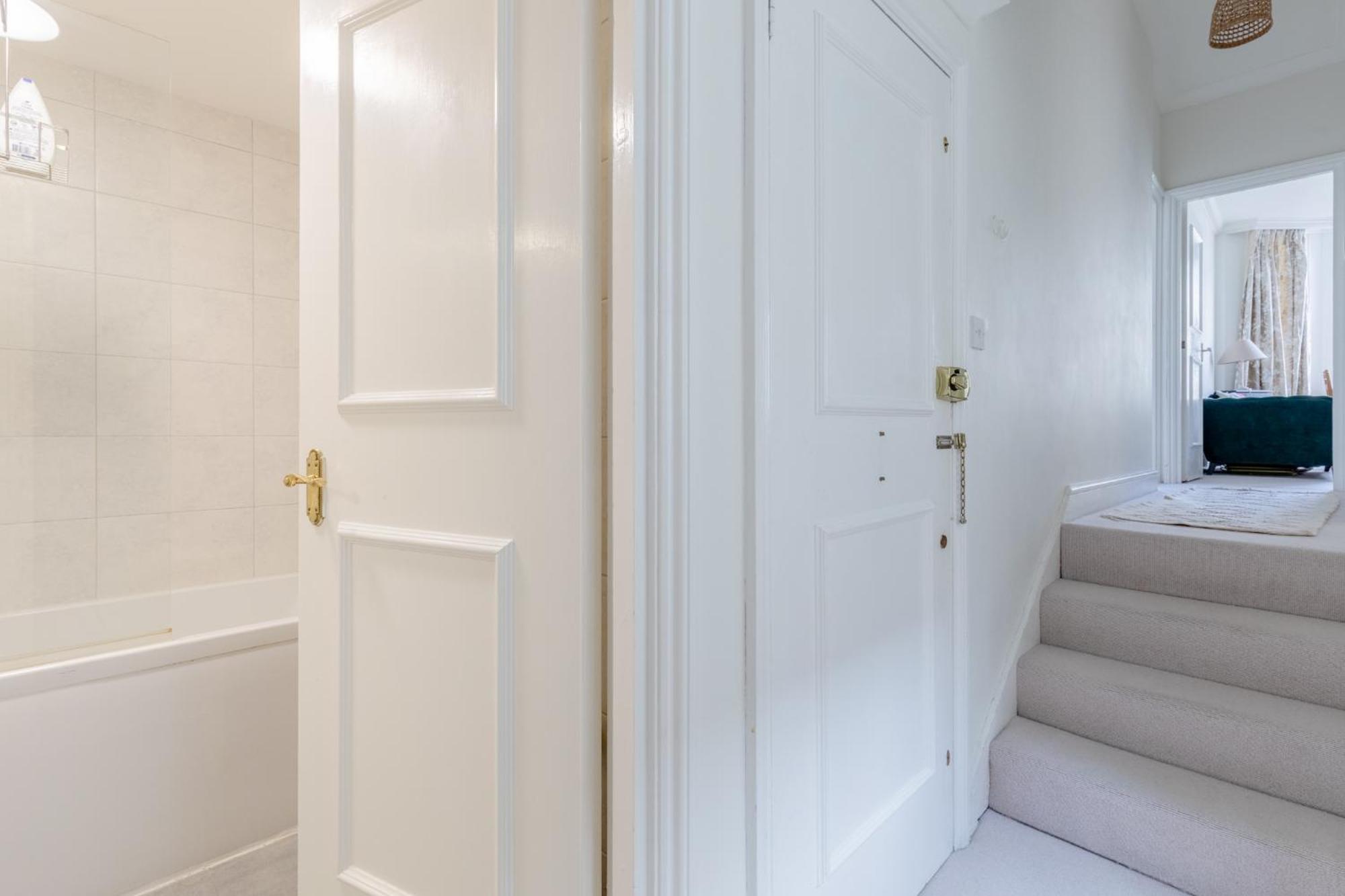 Apartment Light-filled 2bd Flat Minutes To Clapham Station *