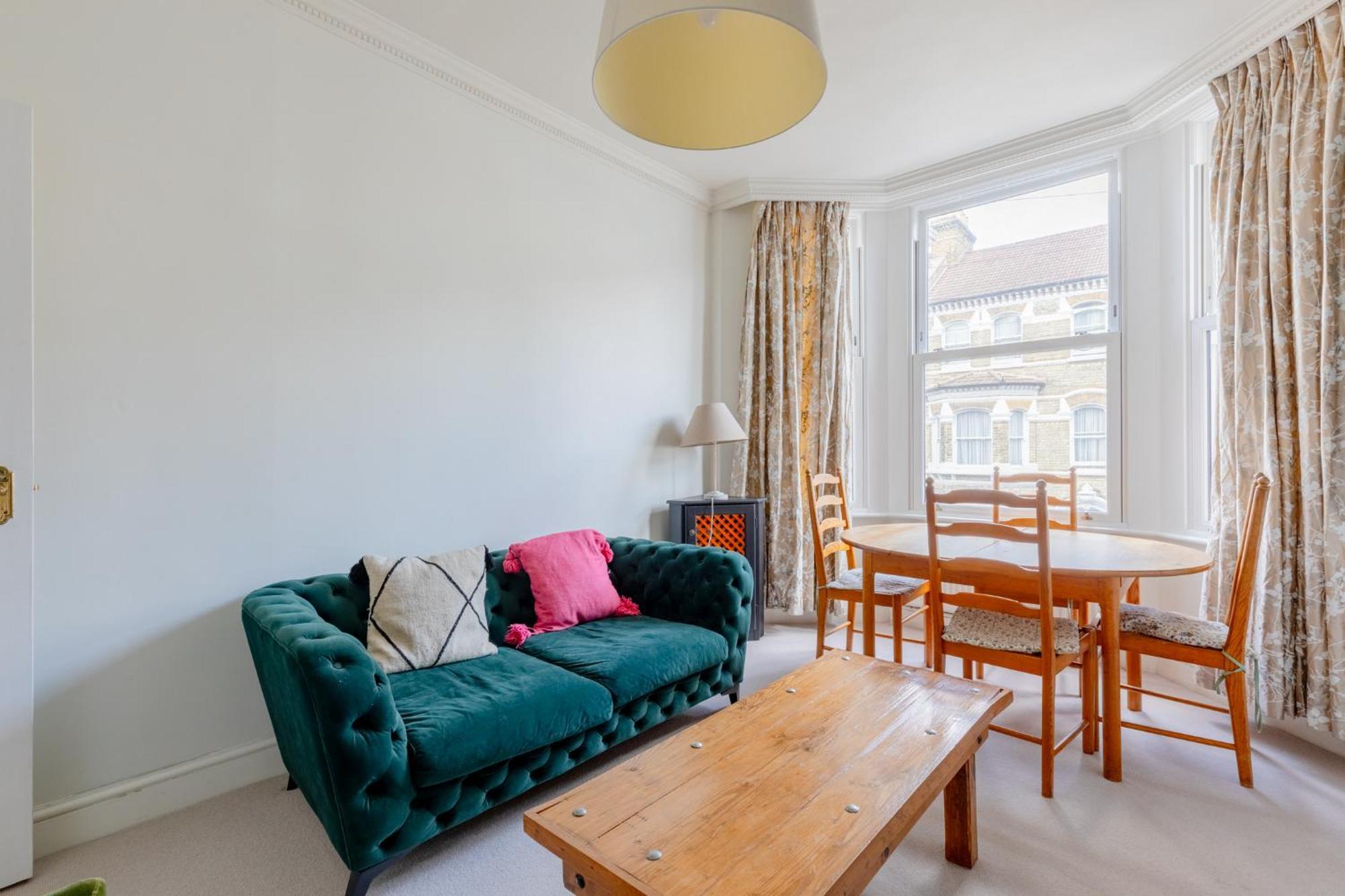 Apartment Light-filled 2bd Flat Minutes To Clapham Station *