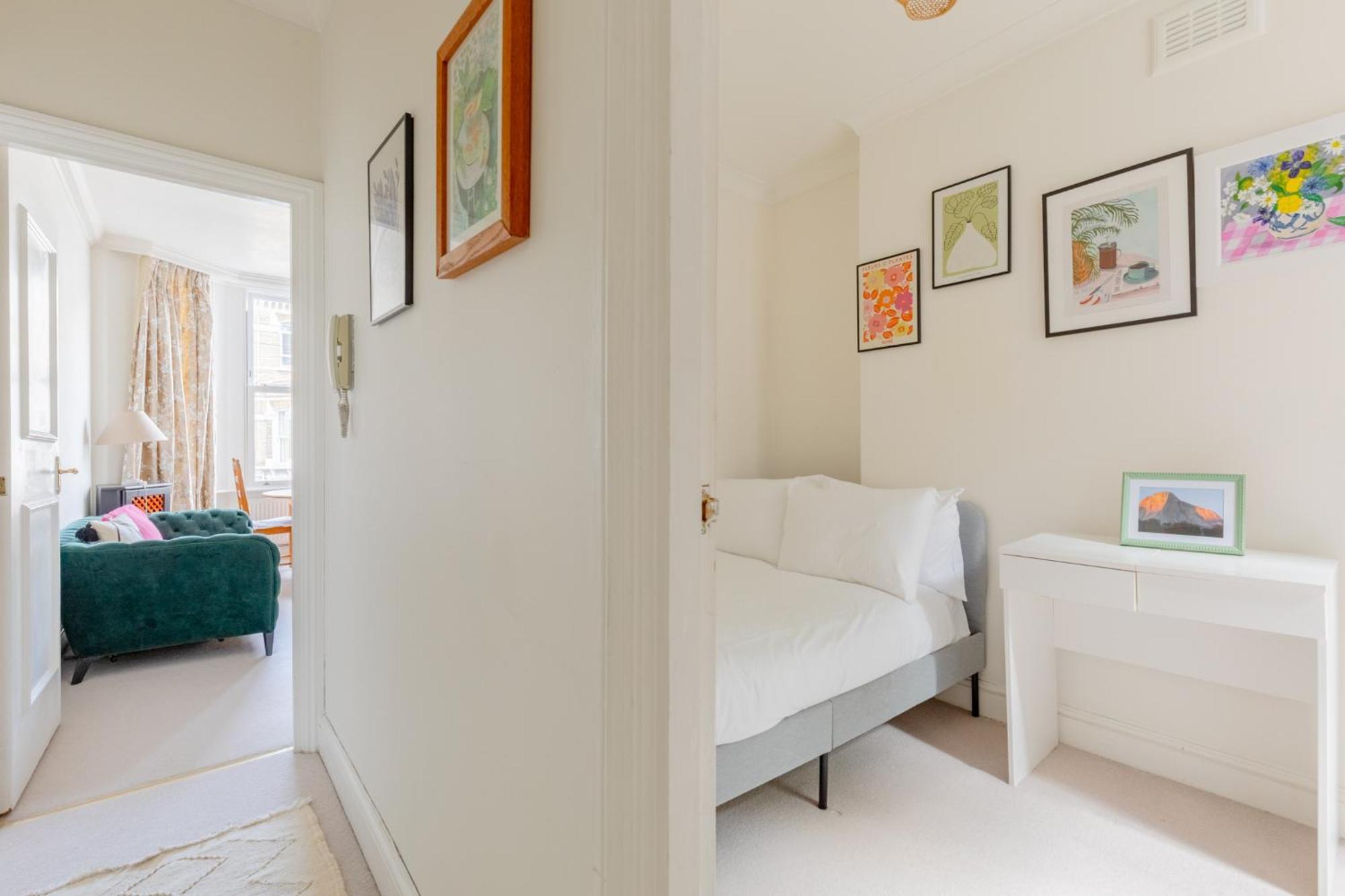 Apartment Light-filled 2bd Flat Minutes To Clapham Station London