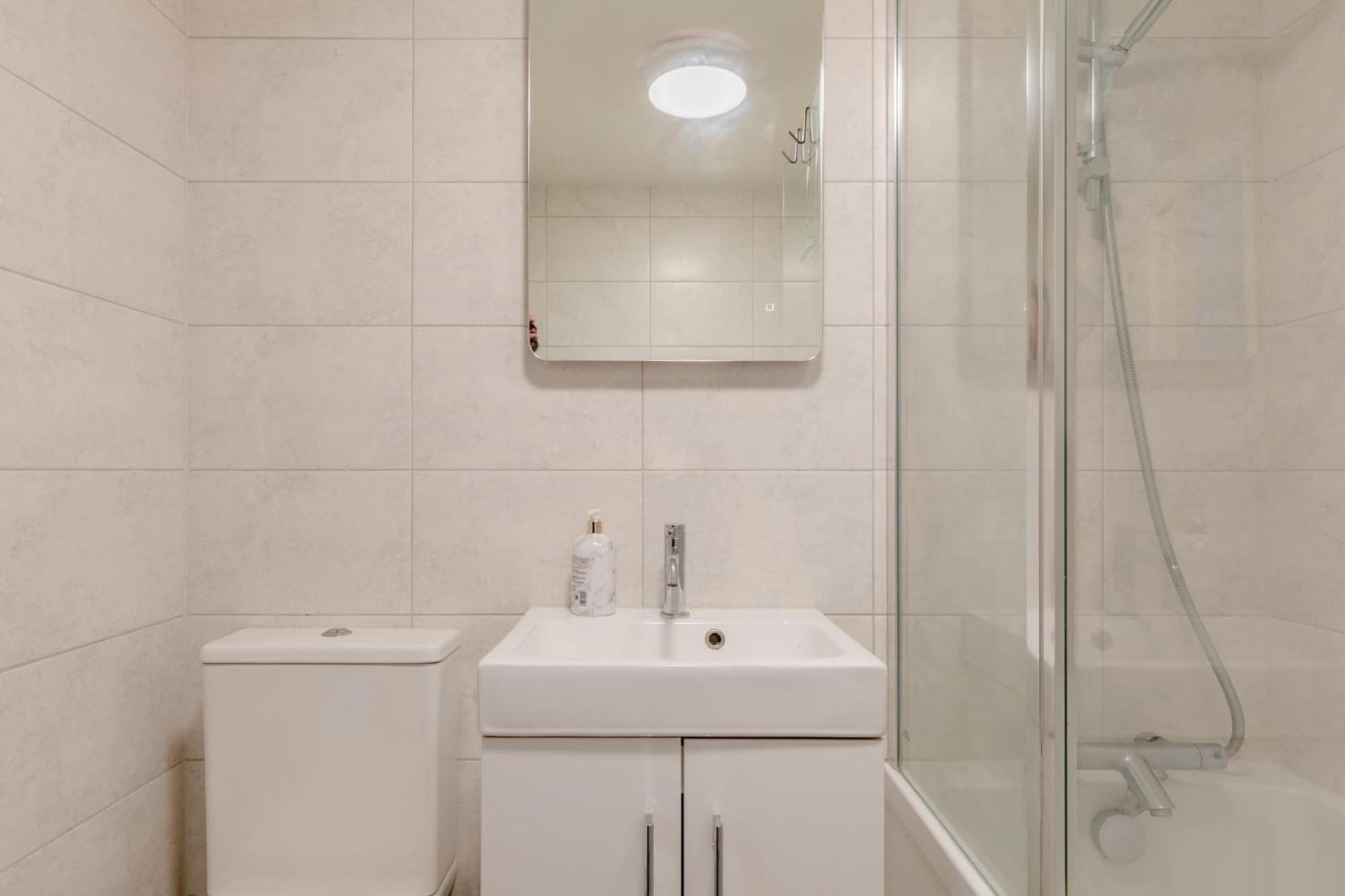 Light-filled 2bd Flat Minutes To Clapham Station *
