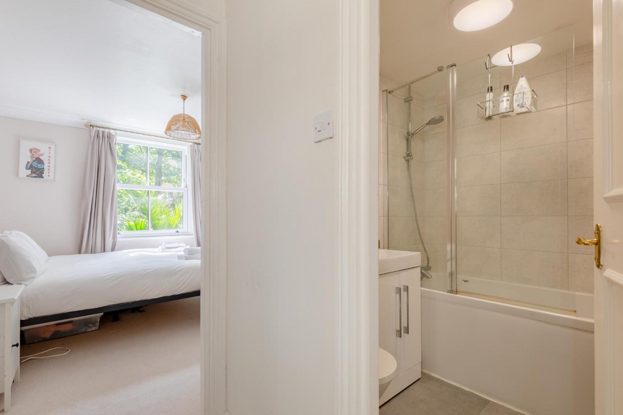 Apartment Light-filled 2bd Flat Minutes To Clapham Station *