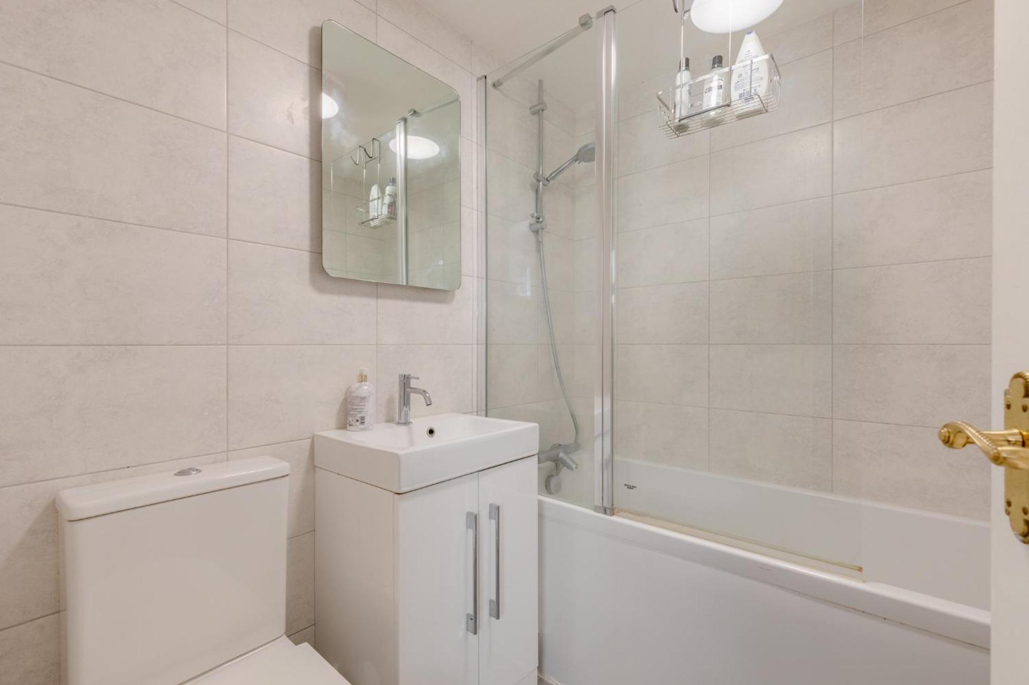 Light-filled 2bd Flat Minutes To Clapham Station * London